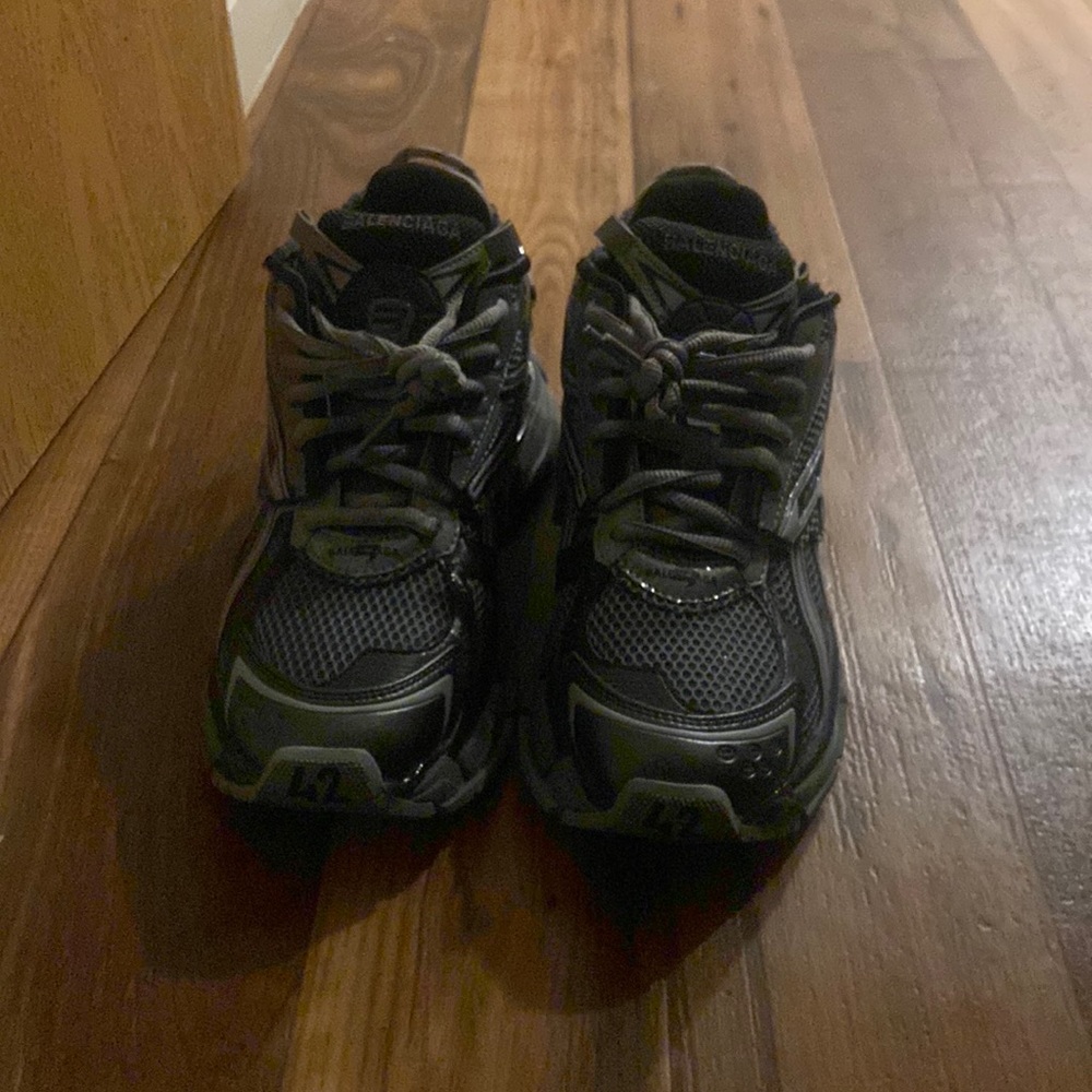 Selling these shoes there kind of big only wore 3 times no scuffs